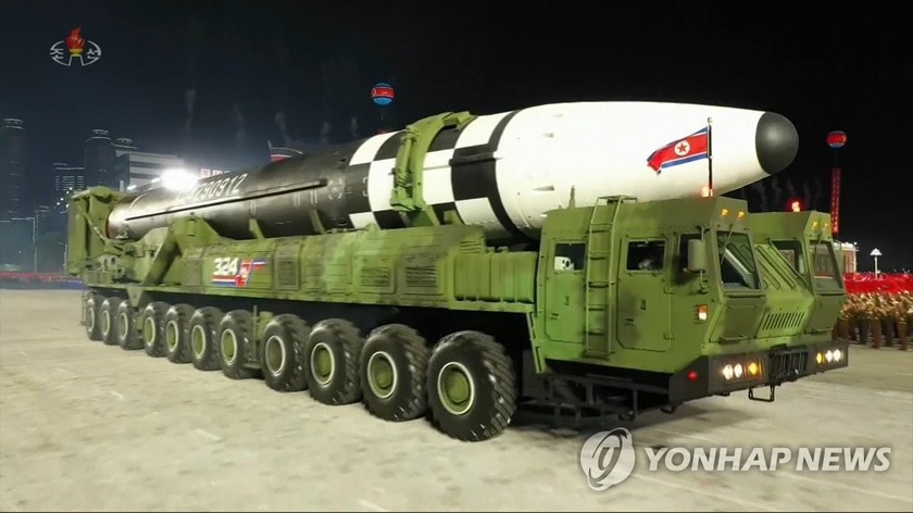 Mẫu tên lửa đạn đạo xuyên lục địa mới vừa được Triều Tiên công bố tại lễ kỷ niệm 75 năm ngày thành lập Đảng Lao động vào tháng 10. Ảnh: Yonhap