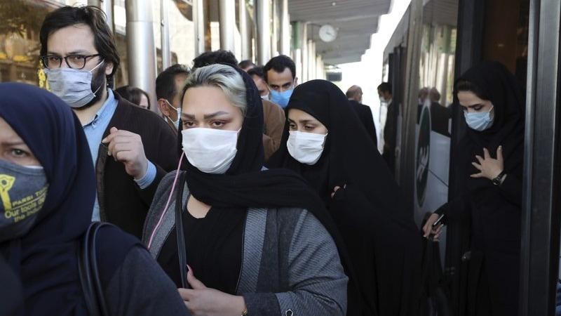 Người dân đeo khẩu trang để ngăn chặn sự lây lan của virus corona ở trung tâm TP Tehran, Iran. Ảnh: AP