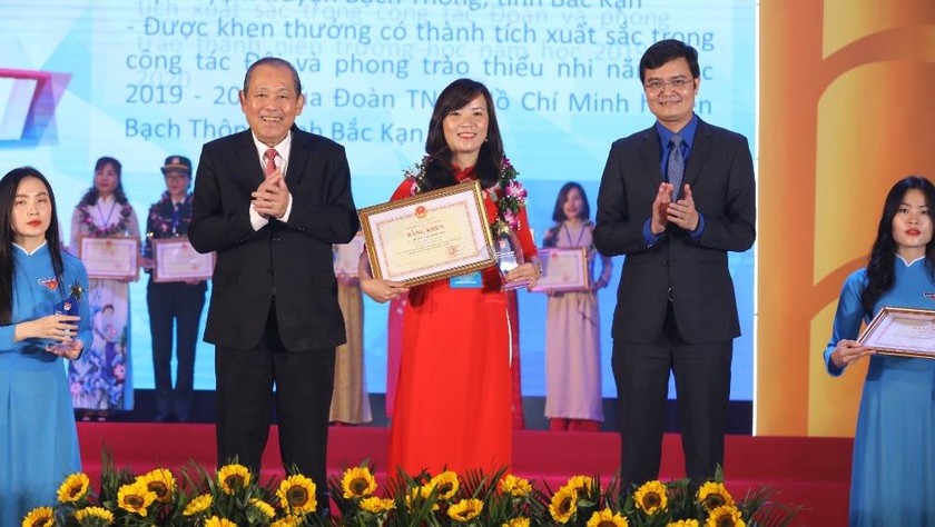 Phó Thủ tướng thường trực Trương Hòa Bình và Bí thư Trung ương Đoàn Bùi Quang Huy trao Bằng khen cho các nhà giáo trẻ tiêu biểu. Ảnh: VGP/Lê Sơn.