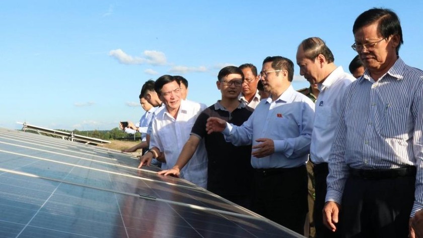 Đoàn công tác thăm Nhà máy điện năng lượng mặt trời cụm Sêrêpôk 1 và Quang Minh. Ảnh: VGP