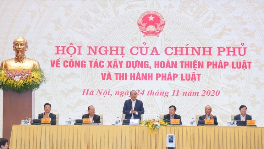 Thủ tướng Chính phủ Nguyễn Xuân Phúc chỉ trì Hội nghị của Chính phủ về công tác xây dựng, hoàn thiện pháp luật và thi hành pháp luật. Ảnh: VGP