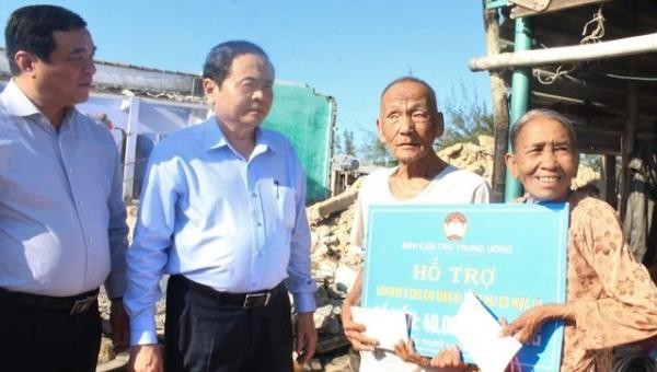 Chủ tịch Trần Thanh Mẫn chia sẻ và trao kinh phí hỗ trợ xây nhà cho các hộ gia đình bị sập nhà tại Quảng Nam.
