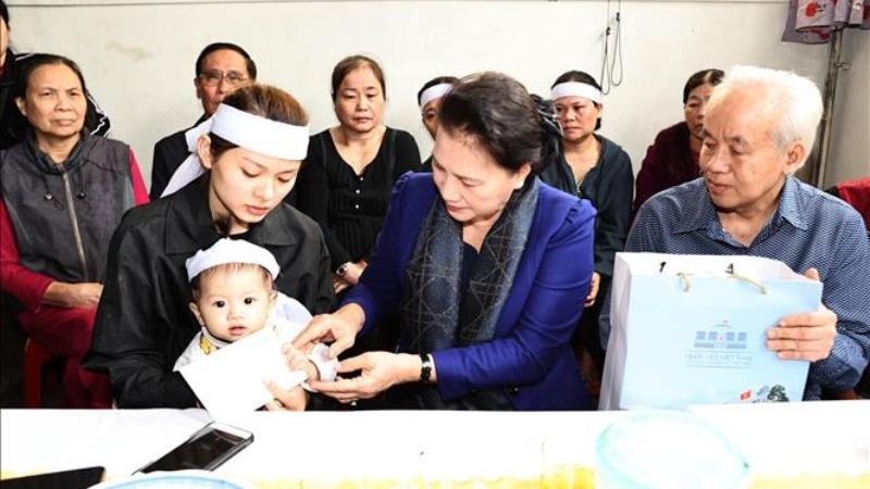 Chủ tịch Quốc hội Nguyễn Thị Kim Ngân thăm và tặng quà gia đình Liệt sĩ Đinh Văn Trung ở phường Bến Thủy, TP Vinh. Ảnh: TTXVN
