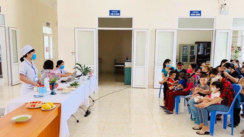 Các cán bộ y tế xã Việt Dân (Đông Triều) hướng dẫn trực tiếp các bà mẹ nấu một bữa ăn đảm bảo dinh dưỡng cho trẻ trong độ tuổi ăn dặm. Ảnh: baoquangninh