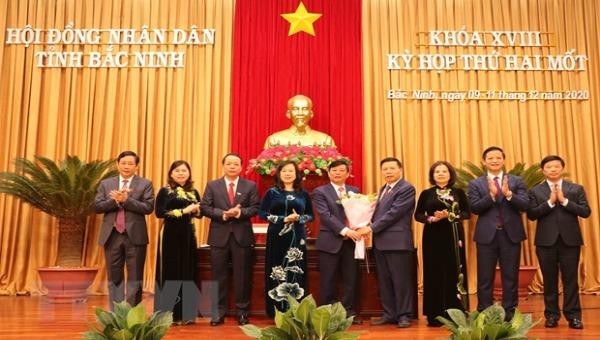 Lãnh đạo tỉnh Bắc Ninh chúc mừng tân Phó Chủ tịch UBND tỉnh Bắc Ninh Ngô Tân Phượng. (Ảnh: Thanh Thương/TTXVN)