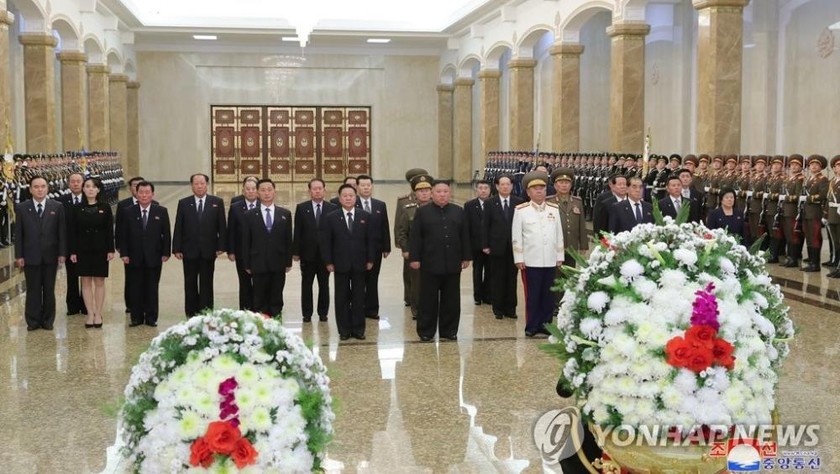 Nhà lãnh đạo Triều Tiên Kim Jong-un viếng người cha quá cố Kim Jong-il nhân 9 năm ngày mất của ông. Ảnh: Yonhap (do KCNA phát hành)