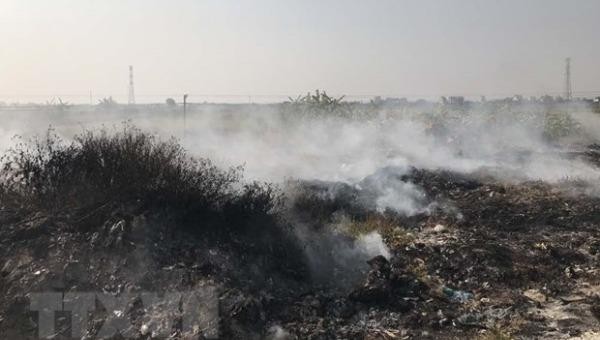 Đốt rác gây ô nhiễm môi trường ở huyện Cẩm Giàng, Hải Dương. (Ảnh: Tiến Vĩnh/TTXVN)