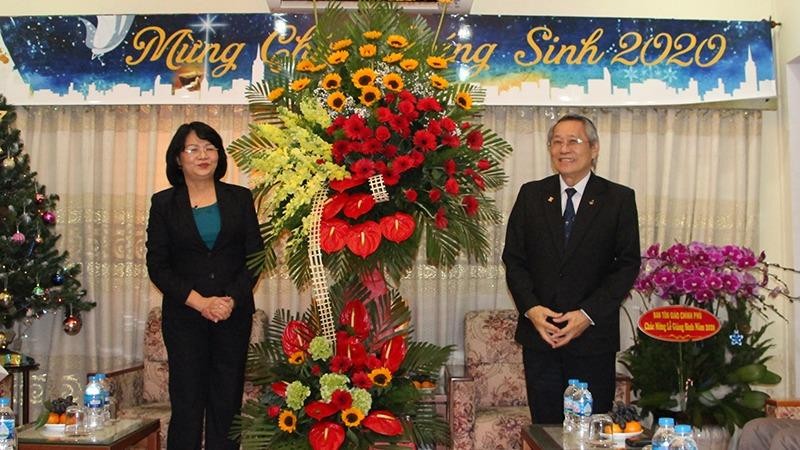 Phó Chủ tịch nước Đặng Thị Ngọc Thịnh tặng hoa, quà mừng Lễ Noel 2020.