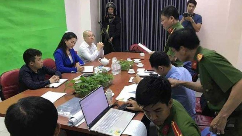 Cảnh sát đọc lệnh bắt Nguyễn Thái Luyện. Ảnh: VTC News.