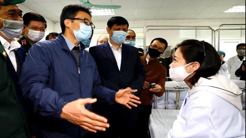 Phó Thủ tướng Vũ Đức Đam thăm các tình nguyện viên tiêm thử nghiệm vắcxin Nano Covax ngừa COVID-19. Ảnh: Dương Giang/TTXVN
