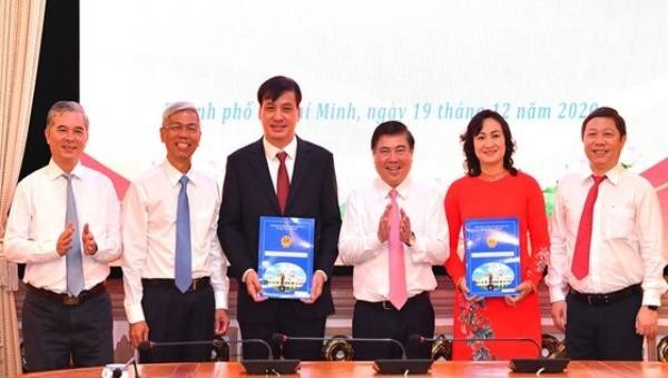 Chủ tịch UBND TPHCM Nguyễn Thành Phong trao quyết định của Thủ tướng Chính phủ cho 2 Phó Chủ tịch UBND TPHCM nhiệm kỳ 2016 - 2021.