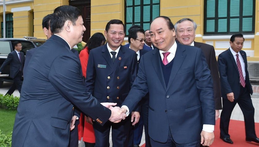Thủ tướng Nguyễn Xuân Phúc đến dự Hội nghị triển khai công tác tòa án năm 2021. Ảnh: VGP