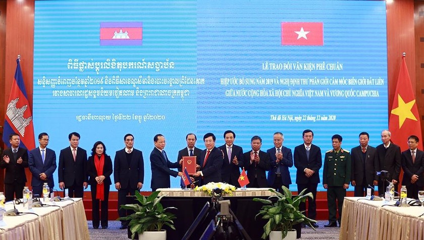Lễ trao đổi văn kiện phê chuẩn Hiệp ước bổ sung năm 2019 và Nghị định thư phân giới cắm mốc. Ảnh VGP/Hải Minh