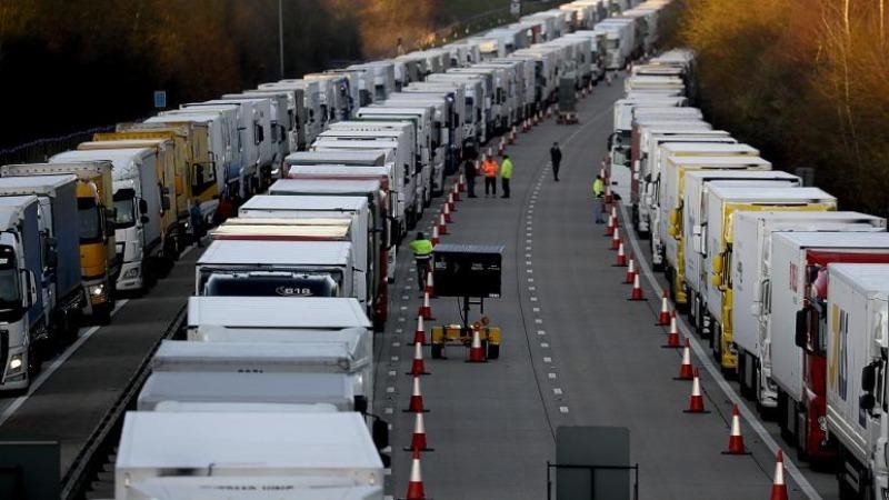 Đoàn xe tải bị dồn ứ trên cao tốc M20 tại Kent hôm 25/12/2020. Ảnh: AP