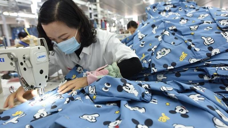 Công nhân tại nhà máy may mặc ở quận Đông Hải, tỉnh Giang Tô, miền đông Trung Quốc. Ảnh: AP