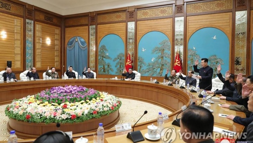 Nhà lãnh đạo Triều Tiên Kim Jong-un chủ trì cuộc họp bộ chính trị của Đảng Lao động Triều Tiên để thảo luận về việc chuẩn bị Đại hội đảng lần thứ VIII. Ảnh: Yonhap (dẫn lại của KCNA)