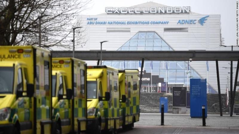 Xe cứu thương đậu bên ngoài bệnh viện NHS Nightingale tại trung tâm ExCel ở phía đông London vào ngày đầu tiên của năm 2021. Ảnh: CNN
