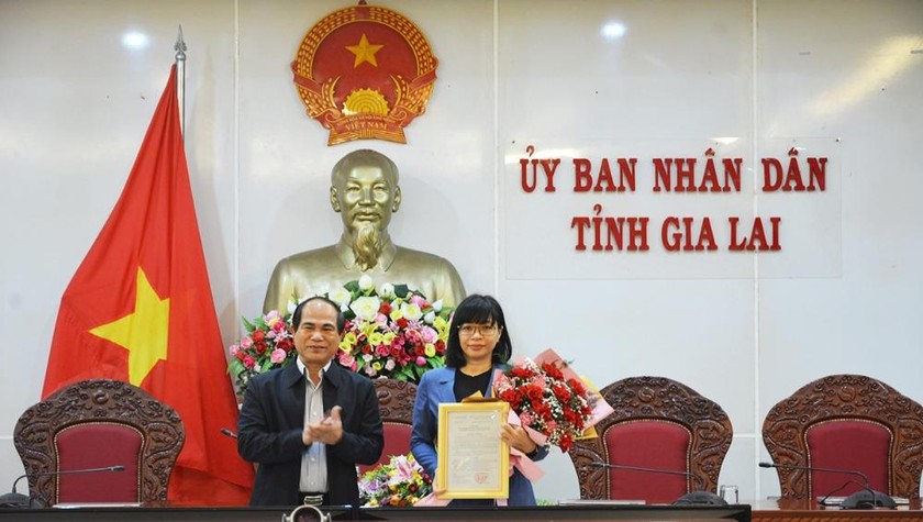 Phó Bí thư Tỉnh ủy, Chủ tịch UBND tỉnh Gia Lai Võ Ngọc Thành trao quyết định và chúc mừng tân Phó Chủ tịch UBND tỉnh Nguyễn Thị Thanh Lịch.