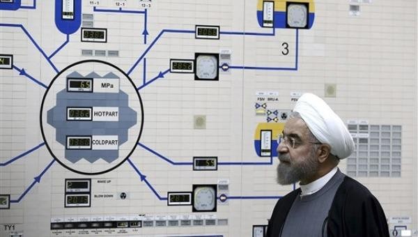 Tổng thống Hassan Rouhani thăm một nhà máy điện hạt nhân ngay bên ngoài Bushehr, Iran. Ảnh: AP