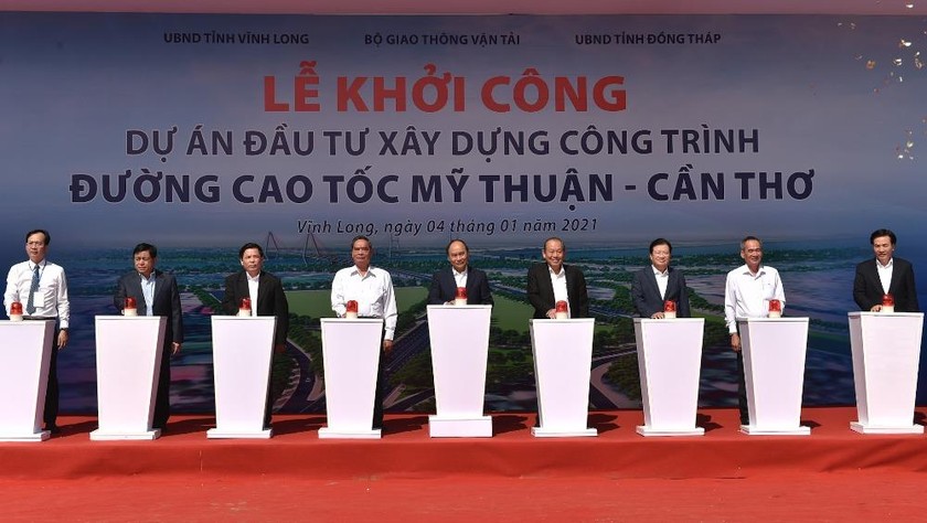 Thủ tướng Nguyễn Xuân Phúc và các đại biểu bấm nút khởi công  dự án đầu tư xây dựng công trình đường cao tốc Mỹ Thuận - Cần Thơ. Ảnh: VGP/Quang Hiếu