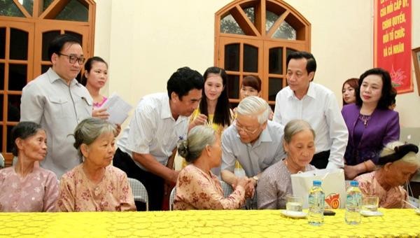 Tổng Bí thư Nguyễn Phú Trọng thăm, tặng quà người có công tại Trung tâm nuôi dưỡng và điều dưỡng người có công số 2 Hà Nội, dịp 70 năm ngày Thương binh - Liệt sĩ. 
