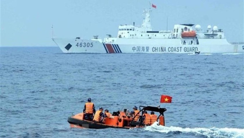 Đoàn lực lượng Cảnh sát biển Việt Nam sang tàu Cảnh sát biển Trung Quốc tham dự hội đàm tổng kết chuyến kiểm tra liên hợp nghề cá Việt Nam - Trung Quốc năm 2019. Ảnh: TTXVN