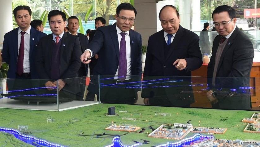 Thủ tướng Nguyễn Xuân Phúc tham quan sa bàn đầu tư phát triển ngành dầu khí việt nam - Ảnh:VGP/Quang Hiếu