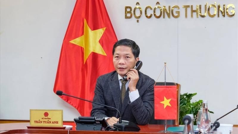 Trước đó, Bộ trưởng Trần Tuấn Anh cho rằng, hoạt động mua bán ngoại tệ thời gian qua không nhằm định giá thấp tiền tệ, không có chuyện trừng phạt với hàng hoá xuất khẩu của Việt Nam. Ảnh: MOIT