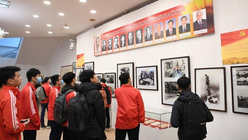 Triển lãm "Đảng ta thật là vĩ đại" khẳng định vai trò lãnh đạo của Đảng Cộng sản Việt Nam