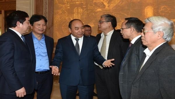 Thủ tướng Nguyễn Xuân Phúc trao đổi với các đại biểu bên lề cuộc họp. Ảnh: VGP/Quang Hiếu