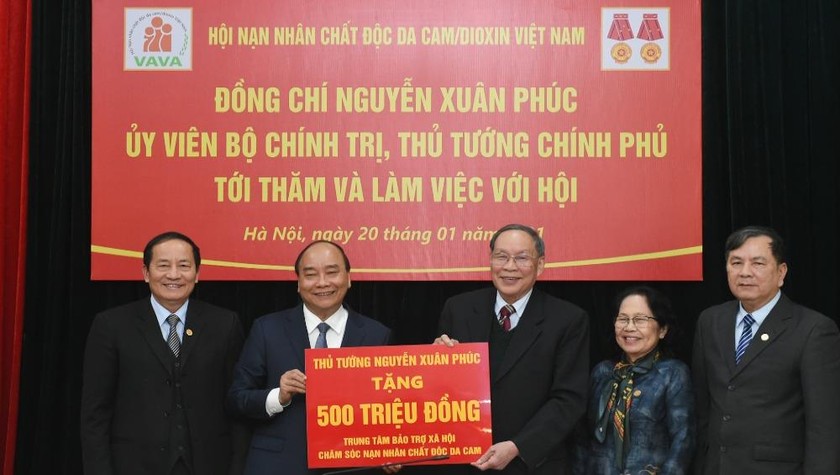 Thủ tướng  trao 50 căn nhà tình nghĩa tặng nạn nhân chất động da cam/dioxin. Ảnh: VGP/Quang Hiếu