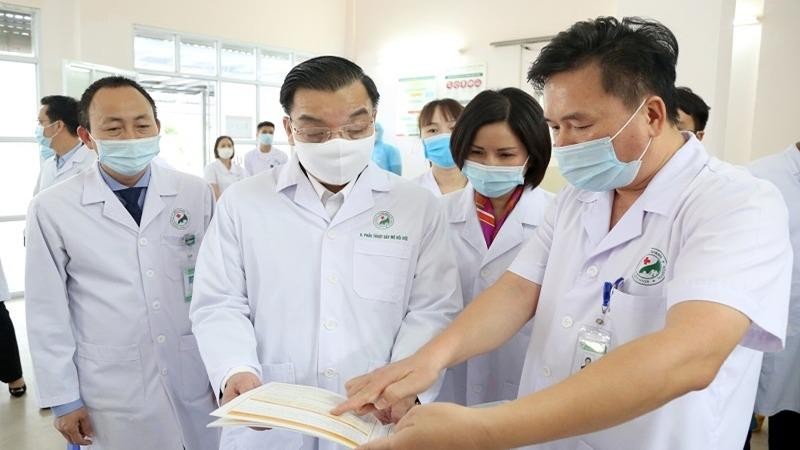 Chủ tịch UBND TP Hà Nội Chu Ngọc Anh kiểm tra công tác phòng, chống dịch Covid-19 tại Bệnh viện đa khoa Đức Giang. Ảnh: nhandan