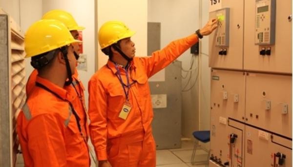 Công nhân Tổng công ty Điện lực TP Hà Nội kiểm tra các thông số vận hành của máy biến áp tại Trung tâm Hội nghị Quốc gia - nơi diễn ra Đại hội Đảng. 