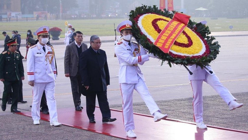 Ông Trần Quốc Vượng, Ủy viên Bộ Chính trị, Thường trực Ban Bí thư cùng đoàn công tác đến đặt vòng hoa và vào Lăng viếng Chủ tịch Hồ Chí Minh. (Ảnh: Dương Giang/TTXVN)