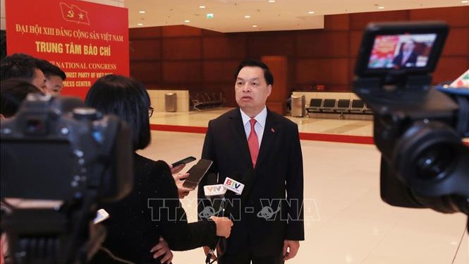 Phó Trưởng ban Tuyên giáo Trung ương Lê Mạnh Hùng, Giám đốc Trung tâm báo chí Đại hội Đảng XIII trả lời phỏng vấn các cơ quan thông tấn, báo chí.