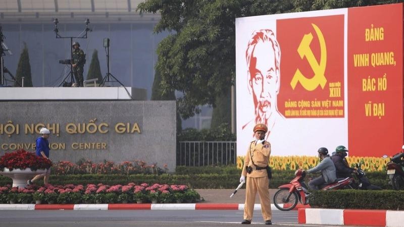 Một cảnh sát giao thông tác nghiệp trước Trung tâm Hội nghị quốc gia - nơi diễn ra Đại hội đại biểu toàn quốc lần thứ XIII của Đảng Cộng sản Việt Nam. Ảnh: AP