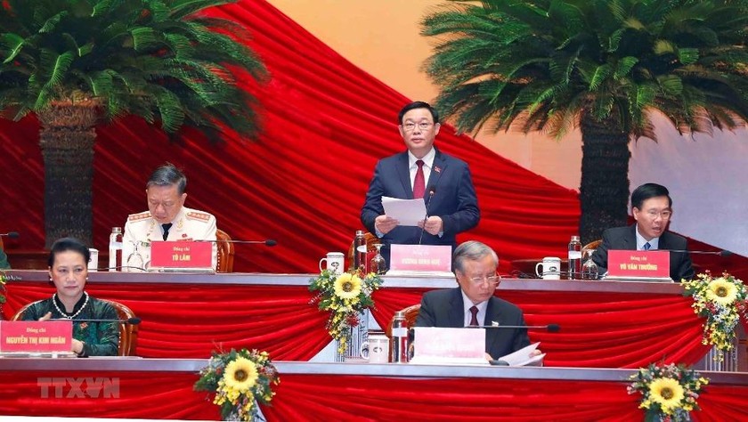 Ông Vương Đình Huệ, Ủy viên Bộ Chính trị, Bí thư Thành ủy Hà Nội thay mặt Đoàn Chủ tịch điều hành phiên họp sáng 28/1. Ảnh: TTXVN