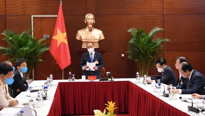 Thủ tướng Chính phủ Nguyễn Xuân Phúc họp khẩn về dịch Covid-19 ngay tại phòng họp ở Trung tâm Hội nghị Quốc gia – nơi đang diễn ra phiên thảo luận về Văn kiện trình Đại hội XIII của Đảng. Ảnh: VOV