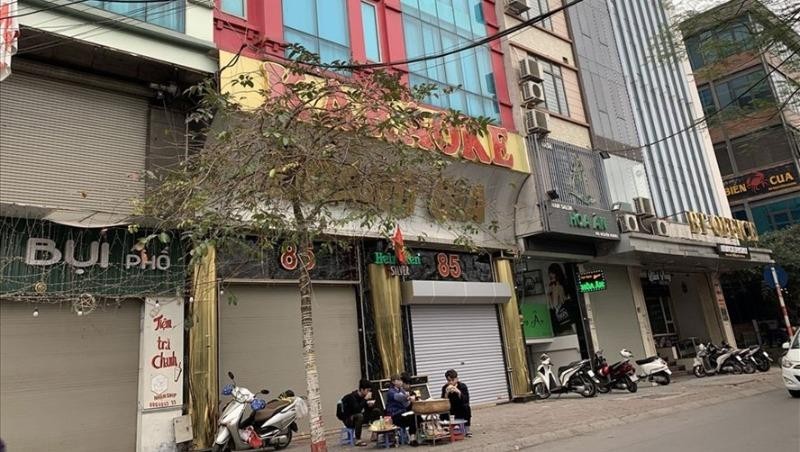 Tất cả quán karaoke trên đường Nguyễn Khang đóng cửa theo chỉ đạo của TP. Ảnh: Văn Đức/LDO