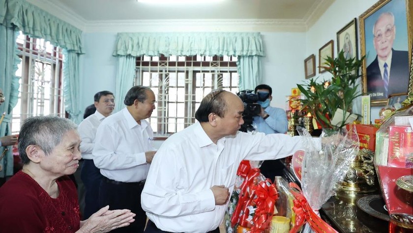 Thủ tướng Nguyễn Xuân Phúc đã tới dâng hương tưởng nhớ Chủ tịch Hội đồng Nhà nước Võ Chí Công. Ảnh: VGP