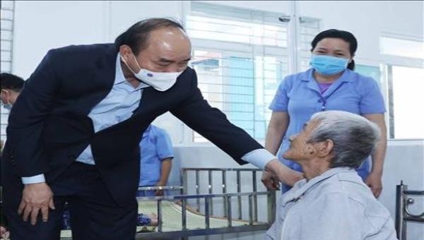 Thủ tướng Nguyễn Xuân Phúc thăm hỏi các đối tượng bảo trợ xã hội tại Trung tâm bảo trợ xã hội tỉnh Quảng Nam Ảnh: Thống Nhất/TTXVN
