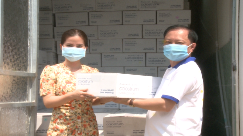 Đại diện Truyền hình Pháp luật Việt Nam và Công ty Gia Phát Hưng cùng những thùng sữa chuẩn bị chuyển đến cho tuyến đầu chống dịch Covid-19 tại TP Chí Linh.