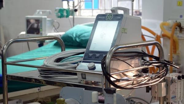 Máy tim phổi nhân tạo tại giường – thiết bị hiện đại có thể làm việc thay tim, phổi của bệnh nhân trong trường hợp tổn thương nặng được trang bị tại Bệnh viện dã chiến ở TP Điện Biên Phủ.