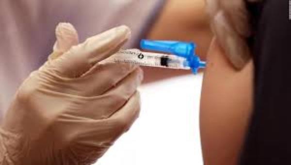 Vắc-xin cần thời gian để phát huy tác dụng bảo vệ cơ thể trước virus corona. Ảnh: CNN