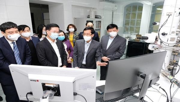 Ông Võ Văn Thưởng thăm và tìm hiểu hệ thống máy xét nghiệm phát hiện virus SARS- CoV-2 của Viện Vệ sinh dịch tễ trung ương - Ảnh: Trần Minh