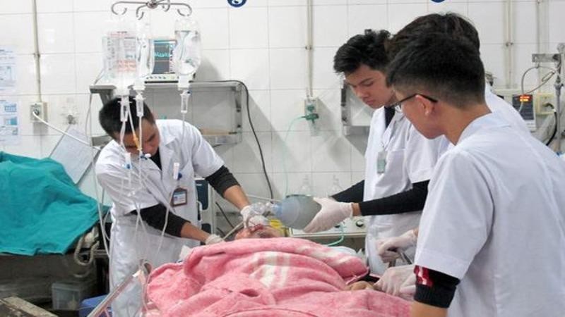 Y bác sĩ tại Bệnh viện Việt Đức (Hà Nội) cấp cứu ca tai nạn giao thông dịp Tết. Ảnh: VNN