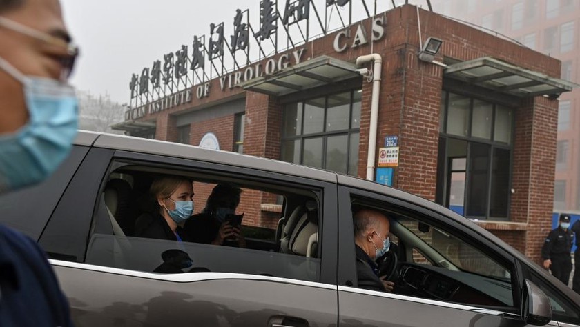 Nhóm chuyên gia quốc tế điều tra nguồn gốc của COVID-19 đến Viện Virus Vũ Hán ở tỉnh Hồ Bắc hồi đầu tháng 2/2021. Ảnh: AFP