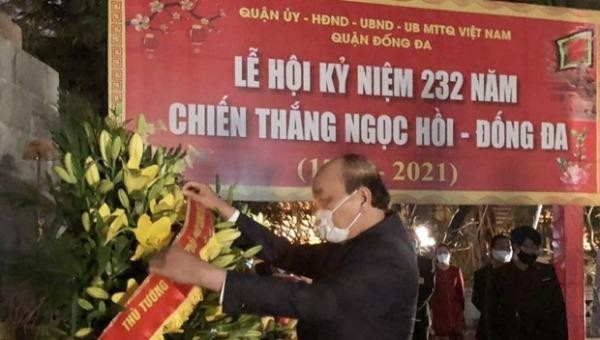 Thủ tướng Nguyễn Xuân Phúc tới đặt vòng hoa, dâng hương tại Tượng đài Quang Trung và đền thờ Hoàng đế Quang Trung tại Di tích quốc gia đặc biệt Gò Đống Đa. Ảnh: TTXVN