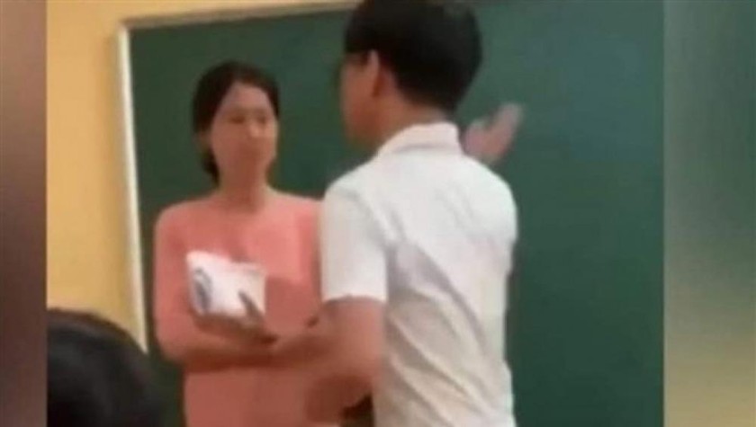 Clip học sinh tát giáo viên gây phẫn nộ trên mạng xã hội. (Ảnh cắt từ clip)