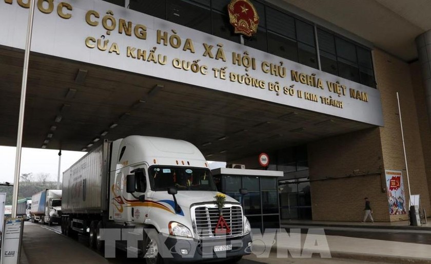 Các xe container chở hàng nông sản chờ làm thủ tục xuất khẩu sang Trung Quốc tại Cửa khẩu quốc tế đường bộ số II Kim Thành.